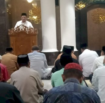 Bupati dan Wakil Bupati Soppeng Kompak Shalat Tarawih Pertama di Masjid Agung