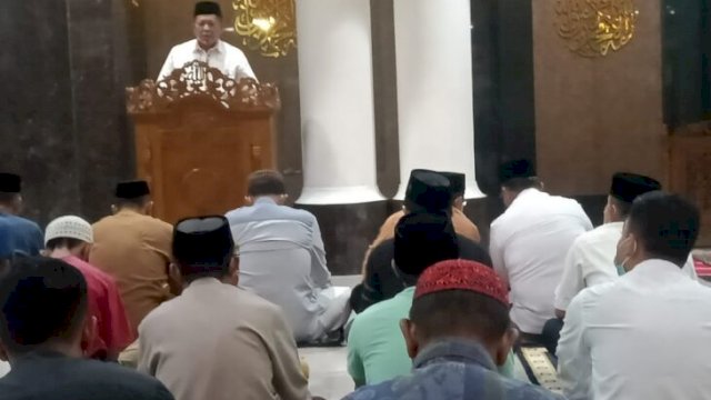 Suasana pelaksanaan shalat tarwih di Mesjid Agung Darussalam Watansoppeng, kabupaten Soppeng, Sabtu (02/04/2022). (Ist)