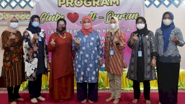Anggota Komisi IX DPR RI Aliyah Mustika Ilham (tengah), bersama petugas di Lapas Perempuan Klas IIA Sungguminasa Kabupaten Gowa, saat menyalurkan bantuan Mukenah untuk warga binaan, Jumat (01/04/2022). (Istimewa)