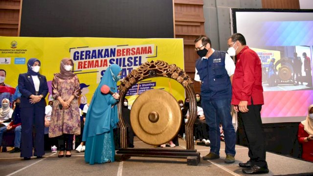 Ketua PKK Sulsel Naoemi Octarina, memukul Gong Launching Gerakan Bersama Remaja Sulsel Sehat, di Hotel Four Point by Sheraton Kota Makassar, Jumat (01/04/2022). (Istimewa)