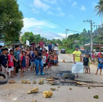 Warga Empang Blokir Jalan, Tuntut Polres Muna Usut Meninggalnya Jefisra