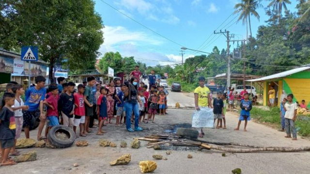 Keluarga Almarhum La Ode Jefisra, bersama keluarga dan warga Empang melakukan pemblokiran Jalan Sultan Syahrir, Kabupaten Muna, Sabtu (02/04/2022). (Foto: Rustam/Republiknews.co.id)