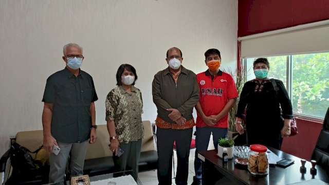 Penyerahan Donasi oleh Mupel GPIB Sulselbara kepada PMI Kota Makassar, Sabtu (02/04/2022). (Istimewa)