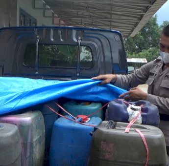 Satreskrim Polres Takalar Sita 32 Jirgen Solar yang Diangkut Mobil Pickup Dari Dalam SPBU