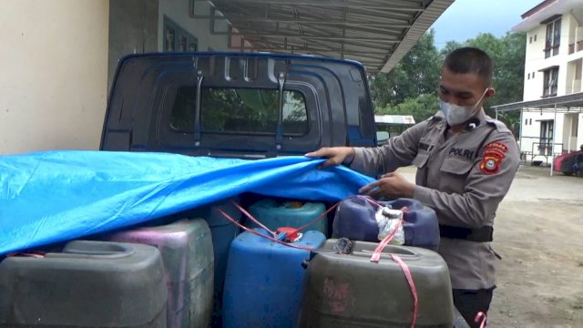 Polisi menunjukkan Mobil Pick-up DD 8582 PB yang mengangkut 32 Jerigen yang berisi BBM jenis Solar dari dalam SPBU Kalabbirang Kabupaten Takalar, Sulawesi Selatan, disita Satreskrim Polres Takalar, Minggu (03/04/2022) dini hari.