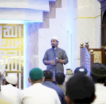 Gubernur Sulsel Bersama Masyarakat Salat Tarawih Perdana di Masjid Kubah 99 Asmaul Husna
