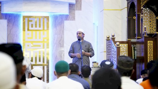 Gubernur Sulsel Andi Sudirman Sulaiman, memberikan sambutan di hari pertama Tarwih di Masjid 99 Kubah Asmauh Husna, Sabtu (02/04/2022). (Istimewa)