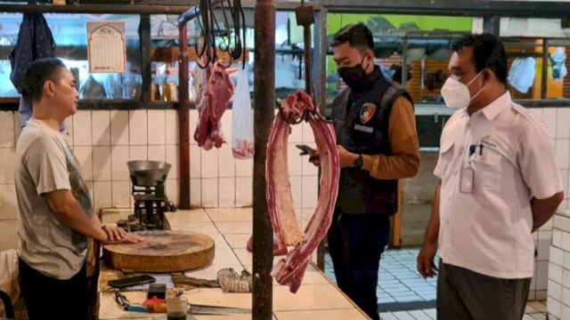 Personel Sat Reskrimsus Polres Metro Jakarta Barat melakukan sembako, Minggu (03/04/2022). (Istimewa)