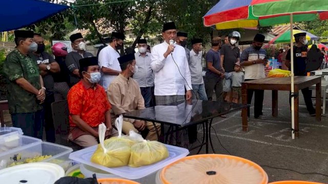 Bupati Wajo Amran Mahmud, meresmikan kawasan Kuliner Kampung Ramadhan di Jalan La Tenri Lait Tosengngeng (Depan Saoraja Mallangga), Sengkang, Ahad (03/04/2022). (Istimewa)