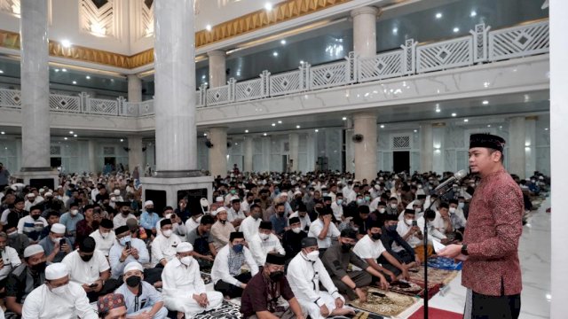 Bupati Gowa Adnan Purichta Ichsan, saat memberikan sambutan pada pelaksanaan salat tarawih di Masjid Agung Syekh Yusuf, Sabtu (02/04/2022) malam kemarin. (Istimewa)