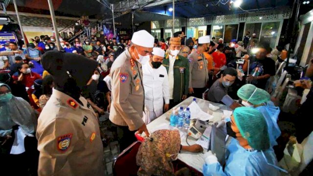 Dirbinmas Polda Metro Jaya, Kombes pol Badya Wijaya mengecek kegiatan vaksinasi setelah sholat tarwih, Minggu (03/04/2022). (Ist)