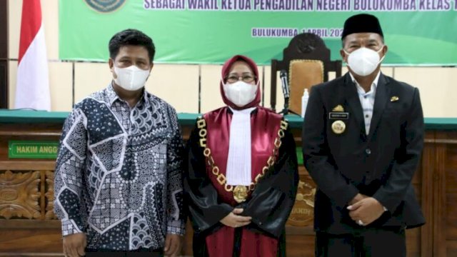 FOTO BERSAMA. Bupati Bulukumba Muchtar Ali Yusuf (kanan) Wakil Ketua PN Bulukumba, Ernawaty (tengah). (Ist)