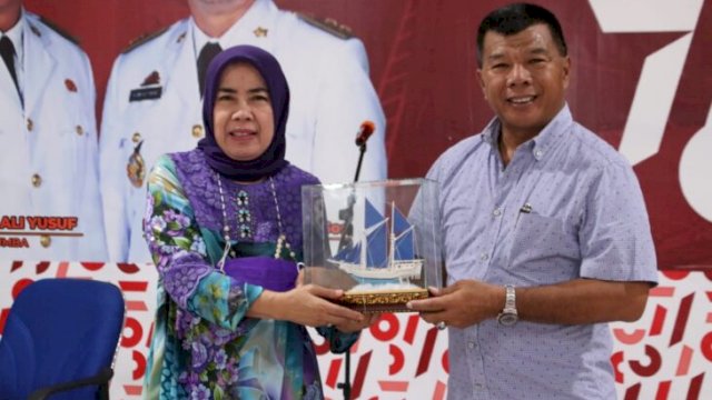 FOTO BERSAMA. Mulyati Nur, Mantan Kadis Dukcapil Bulukumba (kiri) bersama Bupati Muchtar Ali Yusuf. (Ist)
