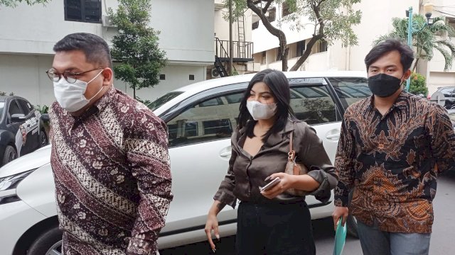 Dea Onlyfans didampingi kuasa hukumnya saat mendatangi Polda Metro Jaya, Senin (4/4/2022). (Foto: Wahyu Widodo/republiknews.co.id)