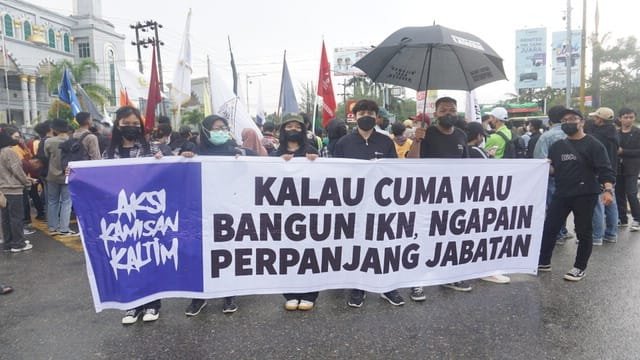 Mahasiswa yang tergabung Aliansi Masyarakat Kaltim Menggugat (MAHAKAM) menggelar unjuk rasa menolak Kenaikan BBM, kenaikan PPN dan wacana tambahan Masa Jabatan Presiden RI Joko Widodo, di Kota Samarinda, Kalimantan Timur, Senin (04/04/2022). (istimewa)