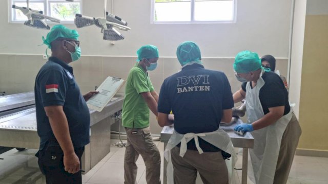 Tim Dokpol Rumah Sakit (RS) Bhayangkara Polda Banten, saat mengidentifikasi mayat tanpa Identitas yang ditemukan di Bantaran Sungai Ciujung, Kabupaten Serang, Senin (04/04/2022). (Istimewa)