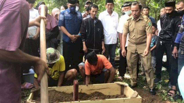 Suasana Pemakaman Najamuddin Sewang, Pegawai Honorer Dinas Perhubungan Kota Makassar yang diduga tewas ditembak oleh OTK di Danau Taman Bunga Pertigaan Jalan Dekat Masjid Cheng Ho, kelurahan Maccini Sombala, Kecamatan Tamalate, Kota Makassar. (Istimewa)