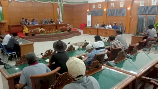 Rapat Dengar Pendapat antara Komisi II DPRD Sidrap, beberapa Kepala OPD Lingkup Pemkab Sidrap dan Peternak Ayam Petelur, Senin (04/04/2022). (Istimewa)