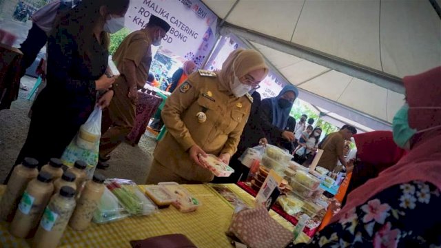 Bupati Mamuju Sitti Sutinah Suhardi, meninjau lapak usai membuka Pasar Ramadhan yang terletak di Jalan Ahmad Kirang&nbsp; Senin (04/04/2022). (Istimewa)
