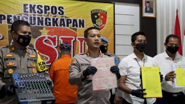 Kapolresta Serang Kota AKBP Maruli Ahiles Hutapea Pimpin Press Conference Kasus Korupsi Dewan Kesenian Banten, Senin (4/4/2022). (Ilustrasi)