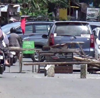 Warga Patalassang Gowa Tutup Penuh Akses Jalan yang Rusak Parah
