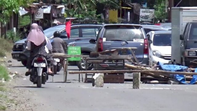 Warga di Kecamatan Patalassang, Kabupaten Gowa, Sulawesi Selatan, menutup akses Jalan Provinsi Bu'rung-bu'rung, Senin (04/04/2022). (Foto: Al-Ghifari/Warga Kabupaten Gowa).