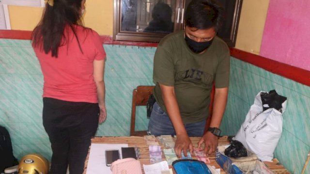 RZ (baju merah), saat diinterogasi Aparat kepolisian Polres Muna. (Foto: Rustam/Republiknews.co.id).