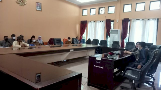 Suasana RDP Komisi I DPRD Kabupaten Sinjai, saat menunggu kehadiran PPKD Kabupaten dan OPD, Selasa (05/04/2022). (Istimewa)