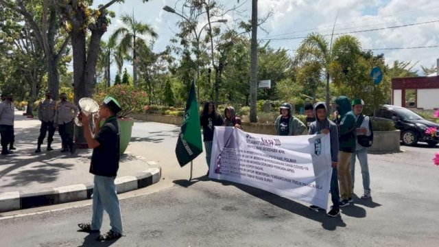 Aksi unjuk rasa Mahasiswa di depan Kantor Bupati Polman, Selasa (05/04/2022). (Istimewa)