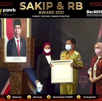 KemenPAN-RB Serahkan Penghargaan ke Bupati Soppeng Tentang Penilaian SAKIP dan RB