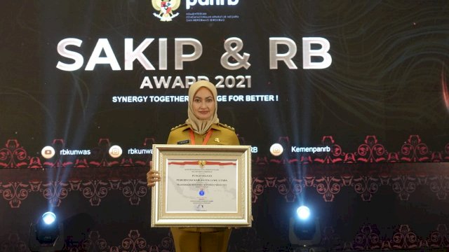 Bupati Luwu Utara Indah Putri Indriani, saat menerima Penghargaan SAKIP dan RB Award 2021, Selasa (05/04/2022), di The Tribrata Darmawangsa, jalan Darmawangsa Raya, Jakarta. 