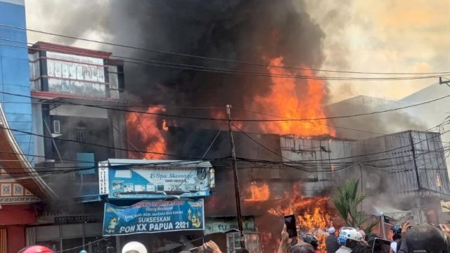 Kepulan asap dan api melahap bangunan ruko di Timika, Papua. (Istimewa)
