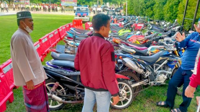 Puluhan motor diamankan satlantas polres Jeneponto, Selasa (05/04/2022). (Andi Nurul Gaffar/Republiknews.co.id)