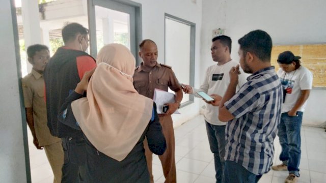 Kepala Dinas Pemberdayaan Masyarakat Desa (PMD) Kabupaten Muna, Rustam, pada saat diwawancara sejumlah Awak Media. (Foto: Rustam/Republiknews.co.id)