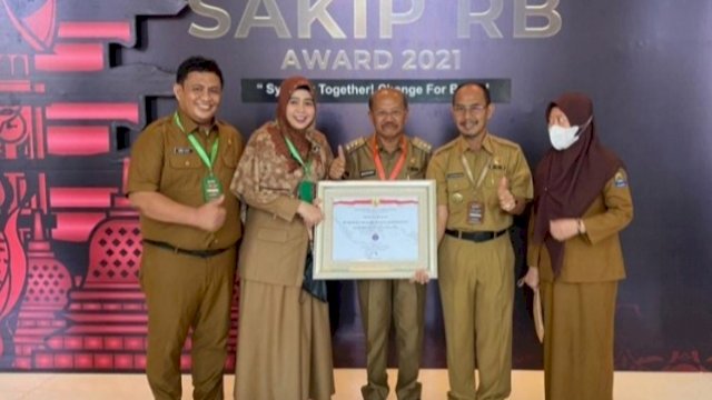 Bupati Jeneponto Iksan Iskandar, didampingi Pj Sekda Jeneponto Muh Basir, saat menerima Penghargaan SAKIP dan RB Award 2021, Selasa (05/04/2022), di The Tribrata Darmawangsa, jalan Darmawangsa Raya, Jakarta. 