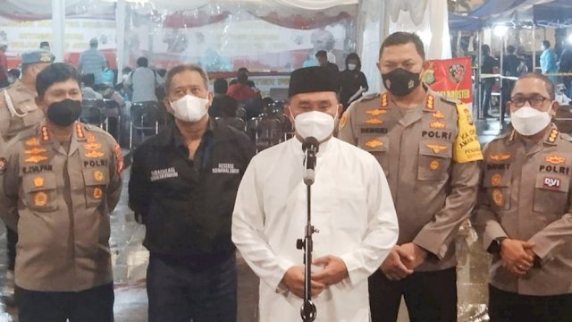 Kapolda Metro Jaya Irjen Pol Fadil Imran, memberikan keterangan Pers usai meninjau vaksinasi malam hari di Masjid Istiqlal Jakarta Pusat, Selasa (05/04/2022). (Istimewa)