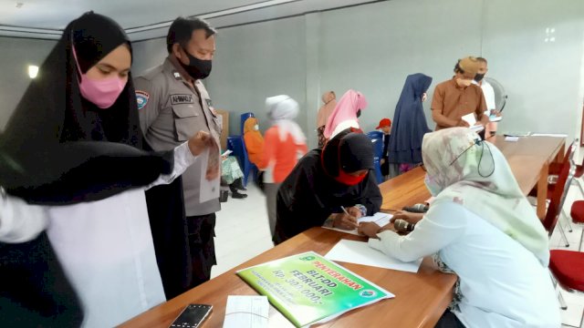 Proses pembagian Bantuan Langsung Tunai (BLT) yang bersumber dari Dana Desa (DD) di Aula Kantor Desa Saukang, Kecamatan Sinjai Timur, Kabupaten Sinjai, Sulawesi Selatan, Rabu (06/04/2022). (Asrianto/Republiknews.co.id)