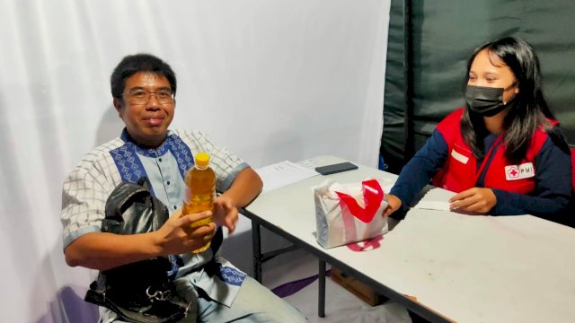 Salah Satu Warga Memperlihatkan Botol Minyak Goreng usai Mendonorkan Darahnya di Masjid Al-Markas Kota Makassar, Selasa (05/04/2022). (Istimewa).