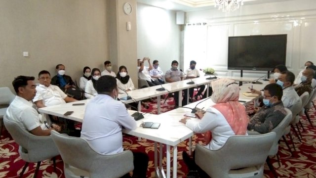 Dinas Komunikasi Informatika Statistik dan Persandian Provinsi Sulawesi Selatan, yang diwakili Bidang Aplikasi dan Informatika menggelar pertemuan dengan perwakilan rumah sakit daerah se-Sulsel di Toraja Room Kantor Gubernur Sulsel, Rabu (06/04/2022). (Istimewa)