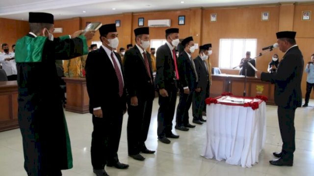 Bupati Bulukumba Muchtar Ali Yusuf melantik 5 Pimpinan Baznas periode 2022-2027 di Ruang Pola Kantor Bupati, Senin (04/04/2022). (Ist)