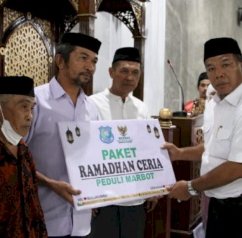 Safari Ramadan, Bupati Bulukumba Bagikan Paket dan Bantuan Pembangunan Masjid