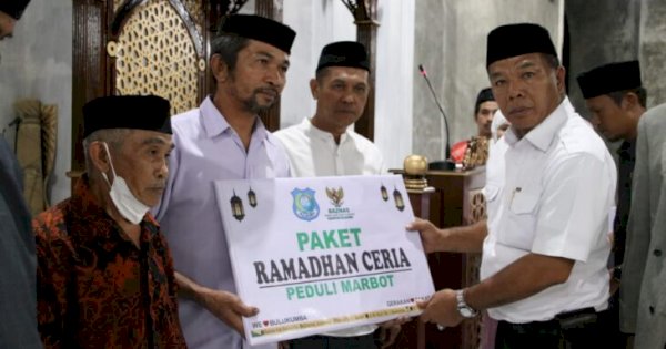 Safari Ramadan, Bupati Bulukumba Bagikan Paket dan Bantuan Pembangunan Masjid