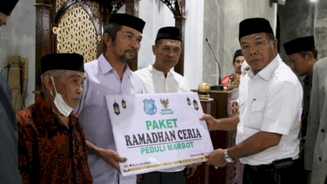 Bupati Bulukumba Muchtar Ali Yusuf menyerahkan bantuan paket dalam kegiatan Safari Ramadan, Selasa (05/04/2022). (Ist)