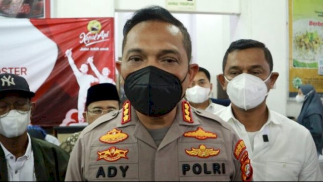 Kapolres Metro Jakarta Barat Kombes Pol, Ady Wibowo didampingi Dir Narkoba Polda Metro Jaya Kombes Pol, Mukti Juharsa saat mengecek kegiatan Vaksinasi di Daan Mogot, Rabu (06/04/2022). (Ist)