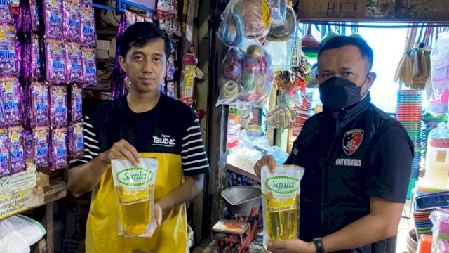 Team Reskrim Polres Metro Jakber saat sidak sembako, Kamis (07/04/2022). (Istimewa)