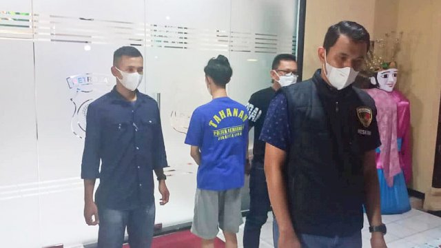 Pelaku Jambret HP sudah diamankan di Polsek Kembangan Jakarta Barat, Kamis (07/04/2022). (Istimewa)