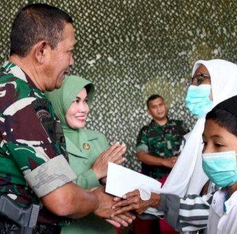 Kunker ke Batalyon Armed, Pangdivif 3 Kostrad Santuni Anak Yatim dan Resmikan Masjid