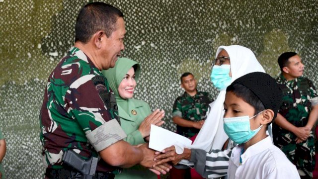 Panglima Divisi Infanteri 3 Kostrad, Mayjen TNI Dwi Darmadi saat memberikan santunan kepada anak yatim di tengah-tengah kunjungannya ke Batalyon Armed 6/3 Kostrad, Kamis (07/04/2022). (Istimewa)