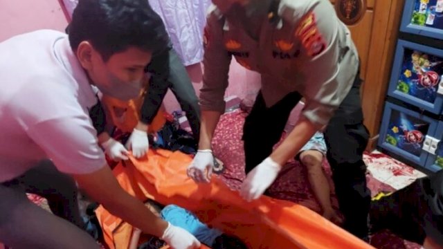 Polisi mengevakuasi jenazah Isteri dan Anak SA. (Istimewa)