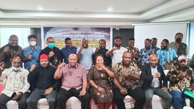 Foto bersama FPHS dengan Komisi I DPRP Papua Usai Rapat Dengar Pendapat, Jumat (8/4/2022) (Ist)